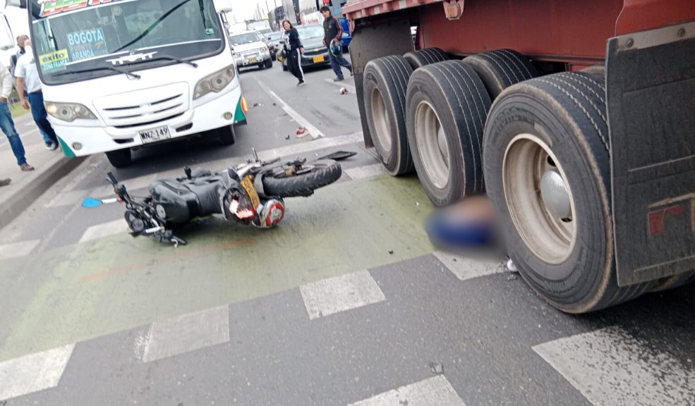Fatal accidente de motociclista en Fontibón 1 Fatal accidente de motociclista en Fontibón Según lo informado por la Secretaría de Movilidad a través de la cuenta de Twitter @BogotáTránsito, en el incidente está involucrado un tractocamión. Por otro lado, algunas versiones sugieren que el accidente ocurrió después de que, al parecer, el motociclista intentara adelantar dos vehículos. Durante esta maniobra, el joven habría perdido el control de la moto y caído a la calle, donde posteriormente fue arrollado por el tractocamión.