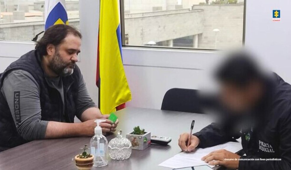 Felipe Rocha se entregó a la Fiscalía por presunta estafa en pirámide ganadera En la tarde de hoy martes, el empresario Felipe Rocha Medina se entregó a las autoridades en el Bunker de la Fiscalía, luego de la decisión de la juez 79 de control de garantías que ordenó el envío a la cárcel por la presunta estafa de una pirámide ganadera.