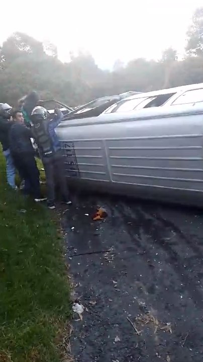 Fuerte accidente de ruta escolar en la Av. Circunvalar La ruta escolar se volcó en la Av. Circunvalar con calle 30 A.