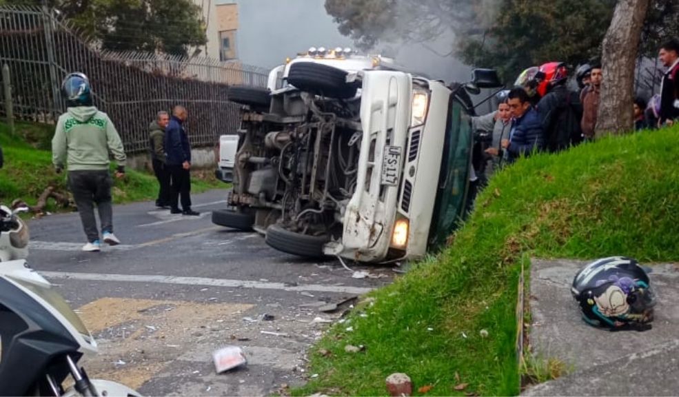 Fuerte accidente de ruta escolar en la Av. Circunvalar La ruta escolar se volcó en la Av. Circunvalar con calle 30 A.