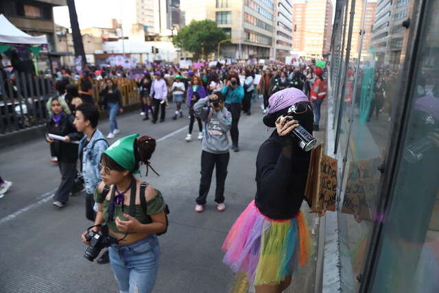 Galán reconoció fallas en alumbrado y accesos a la Plaza de Bolívar durante marchas del 8M 1 Galán reconoció fallas en alumbrado y accesos a la Plaza de Bolívar durante marchas del 8M El alcalde de Bogotá aseguró que desde enero se presentan fallas en la iluminación de la Plaza de Bolívar. A pesar de lo dicho por las manifestantes, afirmó que no se usaron gases lacrimógenos para dispersar la marcha, sino las conocidas aturdidoras.