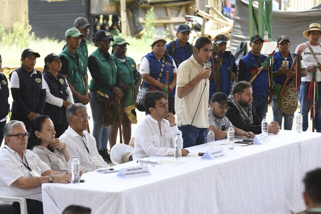 Gobierno suspende cese al fuego con las disidencias 'Iván Mordisco' Luego de un ataque por el que la población indígena señala como responsable al autodenominado Estado Mayor Central, el Gobierno Nacional suspendió el cese bilateral al fuego que comenzó en octubre de 2023 con ese grupo subversivo.