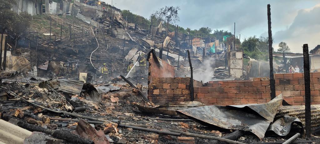 Grave incendio en Santa Fe consumió al menos 70 viviendas 2 Grave incendio en Santa Fe consumió al menos 70 viviendas En horas de la madrugada de este viernes se registró un voraz incendio en la localidad de Santa Fe. Residentes y el cuerpo de Bomberos de Bogotá se unieron para combatir las llamas que afectaron al rededor de 70 casas.
