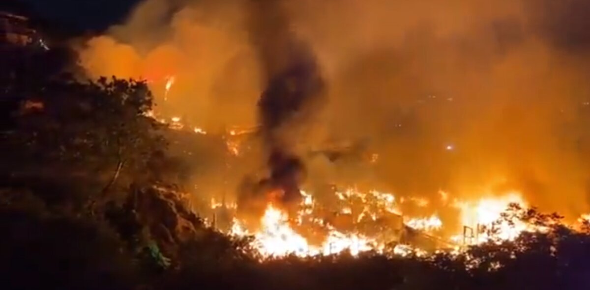 Grave incendio en Santa Fe consumió al menos 70 viviendas 1 Grave incendio en Santa Fe consumió al menos 70 viviendas En horas de la madrugada de este viernes se registró un voraz incendio en la localidad de Santa Fe. Residentes y el cuerpo de Bomberos de Bogotá se unieron para combatir las llamas que afectaron al rededor de 70 casas.