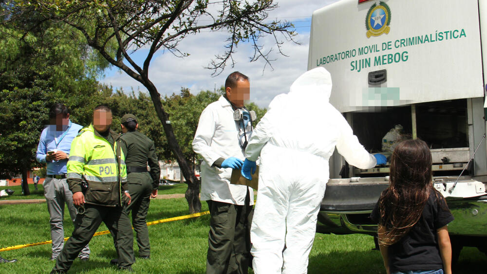 Hallan cuerpo sin vida y con signos de tortura en inmediaciones del estadio El Campín 1 Hallan cuerpo sin vida y con signos de tortura en inmediaciones del estadio El Campín Las autoridades reportaron el hallazgo del cuerpo sin vida de un hombre que tenía entre 35 y 40 años de edad. Los hechos se presentaron cerca al estadio El Campín.