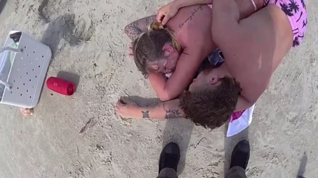 Hallan a pareja ebria en una playa: extraviaron a sus hijos La pareja fue denunciada por un testigo, que desencadenó la intervención de las autoridades en el caso.