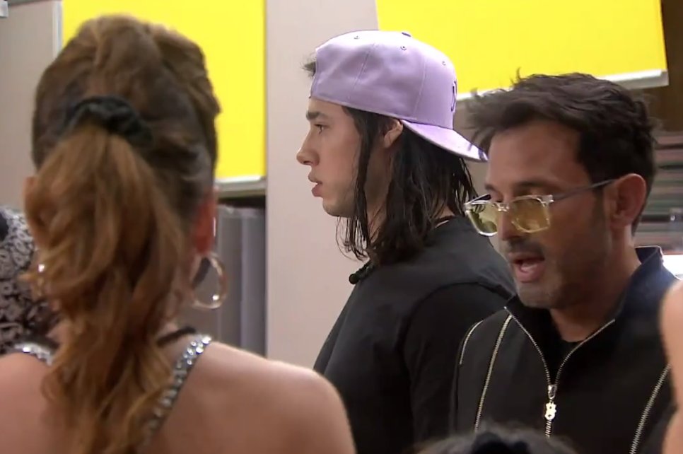 "Hasta nunca": así fue el momento en el que Alejandro Estrada le pidió el divorcio a Nataly 2 "Hasta nunca": así fue el momento en el que Alejandro Estrada le pidió el divorcio a Nataly En la noche de este domingo se vivió uno de los momentos más esperados por los fanáticos de 'La Casa de los Famosos', se trata de la entrada de Alejandro Estrada al recinto, momento en el que le pidió el divorcio a su esposa y le dejó un contundente mensaje a los padres de Melfi.