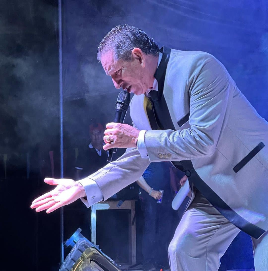 Hernán Gómez, hermano de Darío Gómez se encuentra internado en UCI El cantante de música popular, Hernán Gómez, fue hospitalizado el día de hoy, al parecer, por una parálisis corporal. Se encuentra en una unidad de cuidados intensivos en Cali.