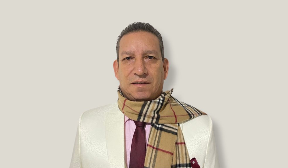 Hernán Gómez, hermano de Darío Gómez se encuentra internado en UCI El cantante de música popular, Hernán Gómez, fue hospitalizado el día de hoy, al parecer, por una parálisis corporal. Se encuentra en una unidad de cuidados intensivos en Cali.