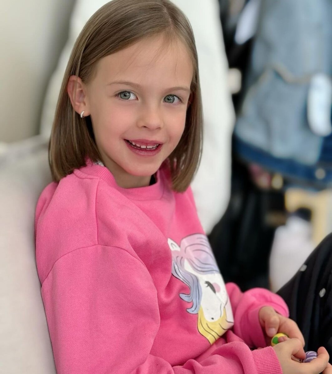 Hija de Laura Acuña cambió de look y donó el cabello a niños con cáncer Helena Kling, hija de Laura Acuña, fue a cortarse el pelo y a donarlo para los niños con cáncer. El noble gesto de la pequeña de 7 años se llevó todos los aplausos.