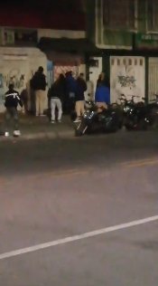 Hinchas de Millonarios se agredieron a machete en Kennedy 2 Hinchas de Millonarios se agredieron a machete en Kennedy La violenta riña entre quienes serían, al parecer, hinchas de Millonarios, quedó registrada en un video.