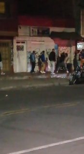 Hinchas de Millonarios se agredieron a machete en Kennedy 1 Hinchas de Millonarios se agredieron a machete en Kennedy La violenta riña entre quienes serían, al parecer, hinchas de Millonarios, quedó registrada en un video.