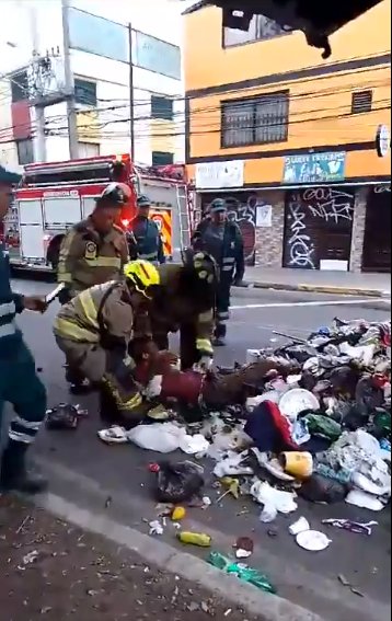 Hombre casi muere aplastado por camión recolector de basura 1 Hombre casi muere aplastado por camión recolector de basura El hombre fue rescatado de entre los escombros.