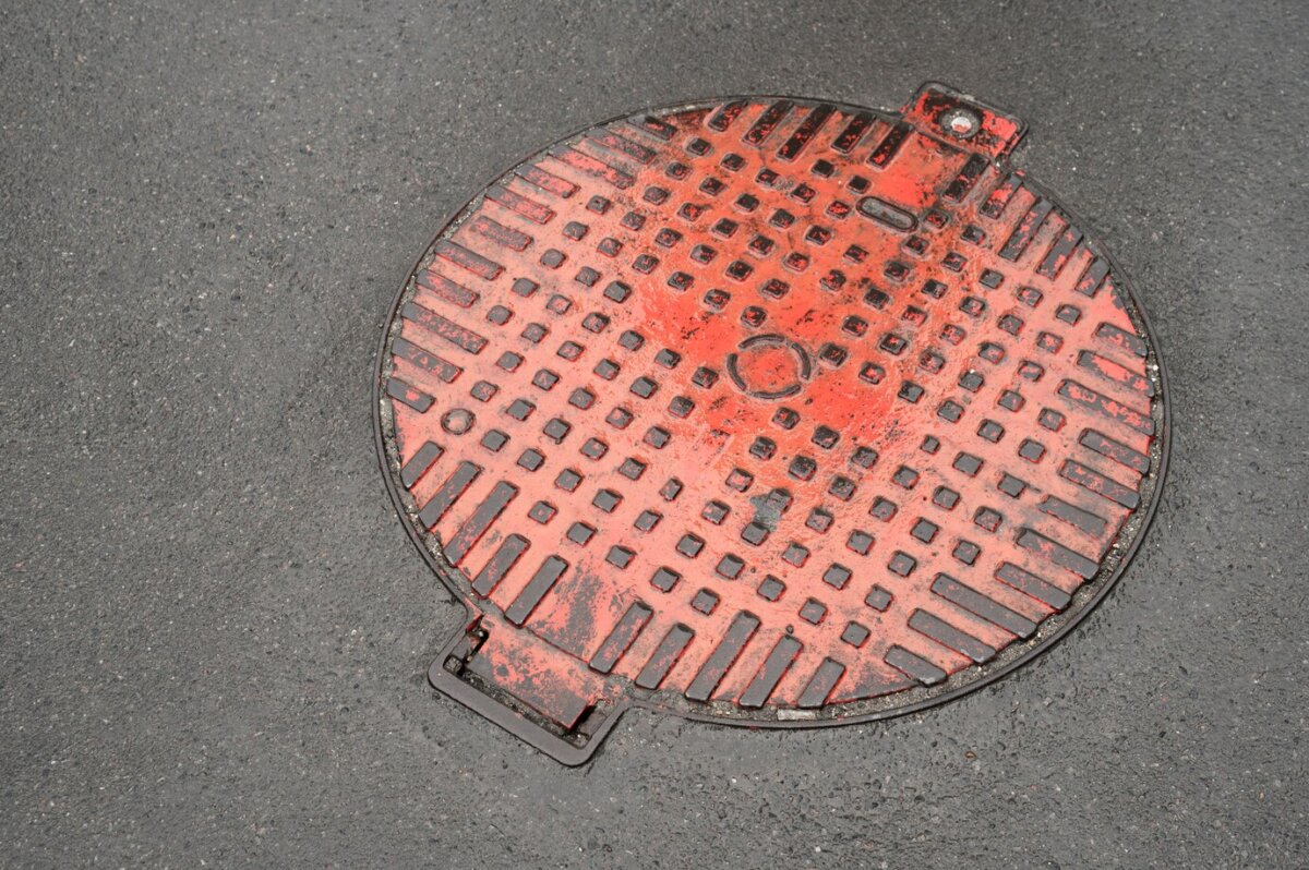 Hombre habría muerto mientras robaba cables de alta tensión: lo sacaron de una alcantarilla 1 Hombre habría muerto mientras robaba cables de alta tensión: lo sacaron de una alcantarilla Un hombre fue encontrado dentro de una alcantarilla. Al parecer, el sujeto estaba robando cables de alta tensión en el sur de Bogotá.