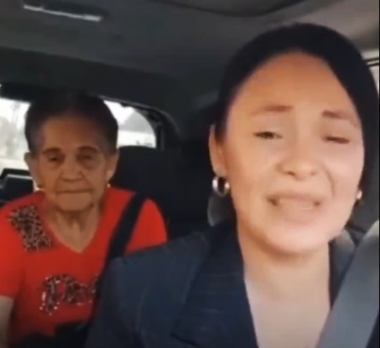Hombre pidió un Uber para abandonar a su mamá en un asilo y conductora rompió en llanto 1 Hombre pidió un Uber para abandonar a su mamá en un asilo y conductora rompió en llanto Una adulta mayor le pidió a la conductora que la llevaba al asilo que la regresara a su casa. "Le pagó el doble, pero no me lleve al asilo", le dijo a la conductora.