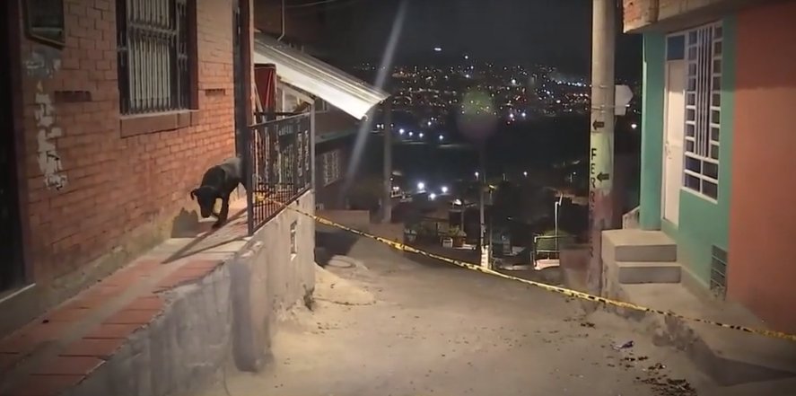 Homicidio en Ciudad Bolívar permitió destapar olla de microtráfico 1 Homicidio en Ciudad Bolívar permitió destapar olla de microtráfico Un nuevo homicidio que se registró la noche de este lunes en el sector de Altos de Jalisco, en Ciudad Bolívar, alertó a las autoridades, quienes se trasladaron al lugar a atender el caso; sin embargo, al llegar se llevaron una gran sorpresa al descubrir una olla de microtráfico.