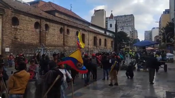 Indígenas Embera se manifiestan frente al Ministerio de Vivienda Desde la mañana de este miércoles, un grupo de indígenas de la comunidad Embera se encuentran protestando en inmediaciones del Ministerio de Vivienda, en el centro de Bogotá.