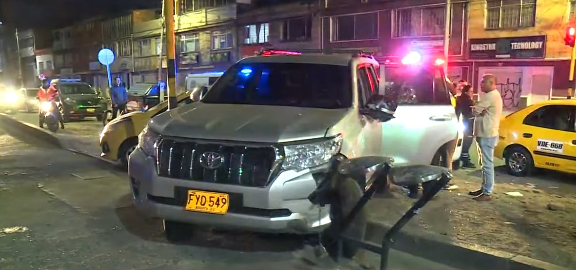Indignante: conductor borracho embistió a un ciclista y chocó varios carros en Engativá La imprudencia de un conductor en aparente estado de embriaguez causó que dos personas resultaran lesionadas en medio del aparatoso accidente de tránsito.