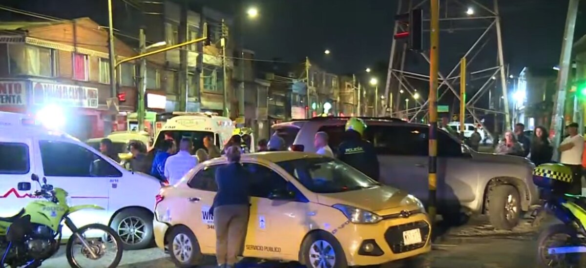 Indignante: conductor borracho embistió a un ciclista y chocó varios carros en Engativá La imprudencia de un conductor en aparente estado de embriaguez causó que dos personas resultaran lesionadas en medio del aparatoso accidente de tránsito.