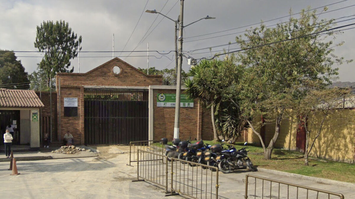 Intento de motín en el centro de detención El Redentor dejó a dos funcionarios heridos 1 Intento de motín en el centro de detención El Redentor dejó a dos funcionarios heridos El centro de reclusión de menores El Redentor vivió una noche agitada este 19 de marzo, luego de que varios jóvenes se amotinaran y agredieran a algunos funcionarios del lugar.