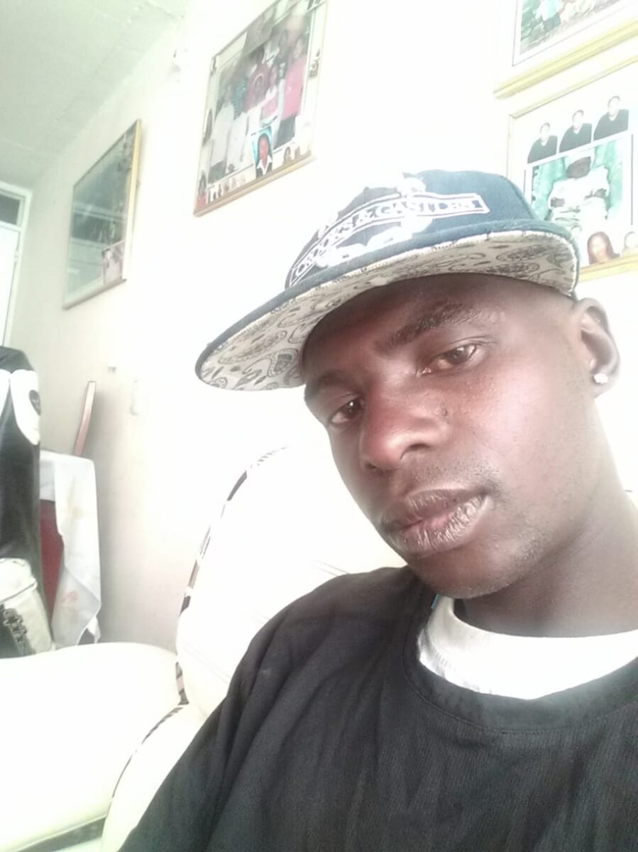 Jéferson fue baleado en Bosa: el ataque también dejó un herido Los aterradores y desesperados gritos de una mujer alertaron la tragedia que ocurrió cerca de la zona de bares del barrio La Cabaña, en Bosa. En este lugar, Jefferson perdió la vida y una persona más resultó herida.