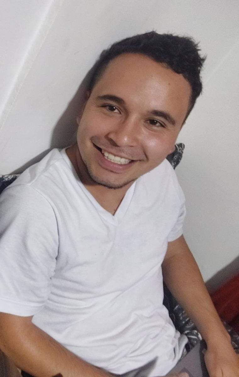 Joven bogotano murió ahogado en Aruba: familia pide ayuda para pagar gastos médicos 1 Joven bogotano murió ahogado en Aruba: familia pide ayuda para pagar gastos médicos Sergio Castillo, un colombiano de 28 años, viajó a Aruba junto a su novia y algunos familiares de ella. Su plan era disfrutar de unas pequeñas vacaciones en la isla paradisiaca; sin embargo, el pasado sábado falleció tras adentrarse en el mar. Su familia ahora pide ayuda para pagar los gastos hospitalarios.