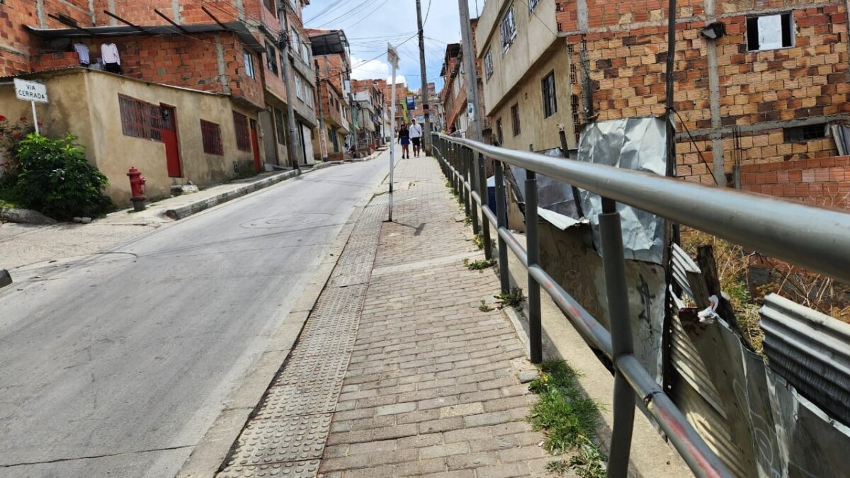 Joven de 20 años fue asesinado en Ciudad Bolívar 1 Joven de 20 años fue asesinado en Ciudad Bolívar Un joven de tan solo 20 años, que se encontraba junto a su cuñado y un amigo de la infancia, fue vilmente asesinado en la noche del domingo por otro sujeto en el barrio Altos de La Estancia, en Ciudad Bolívar.