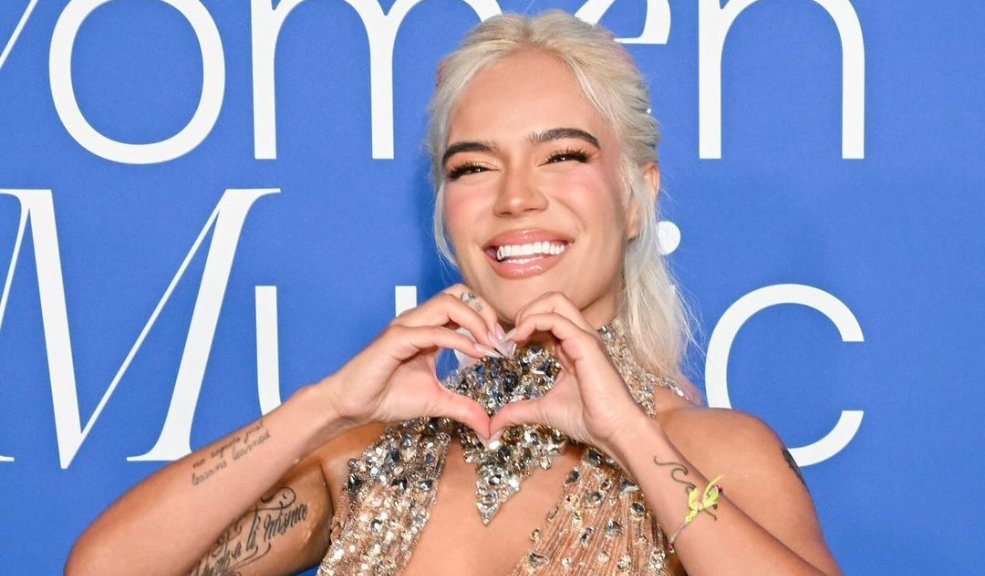 Karol G fue coronada como Mujer del Año por Billboard 7 Karol G fue coronada como Mujer del Año por Billboard Karol G hizo historia al convertirse en la primera mujer latina en recibir este galardón, compartiendo ahora esta distinción con artistas de talla mundial como lo son Taylor Swift, Selena Gomez, Billie Eilish, entre otras.
