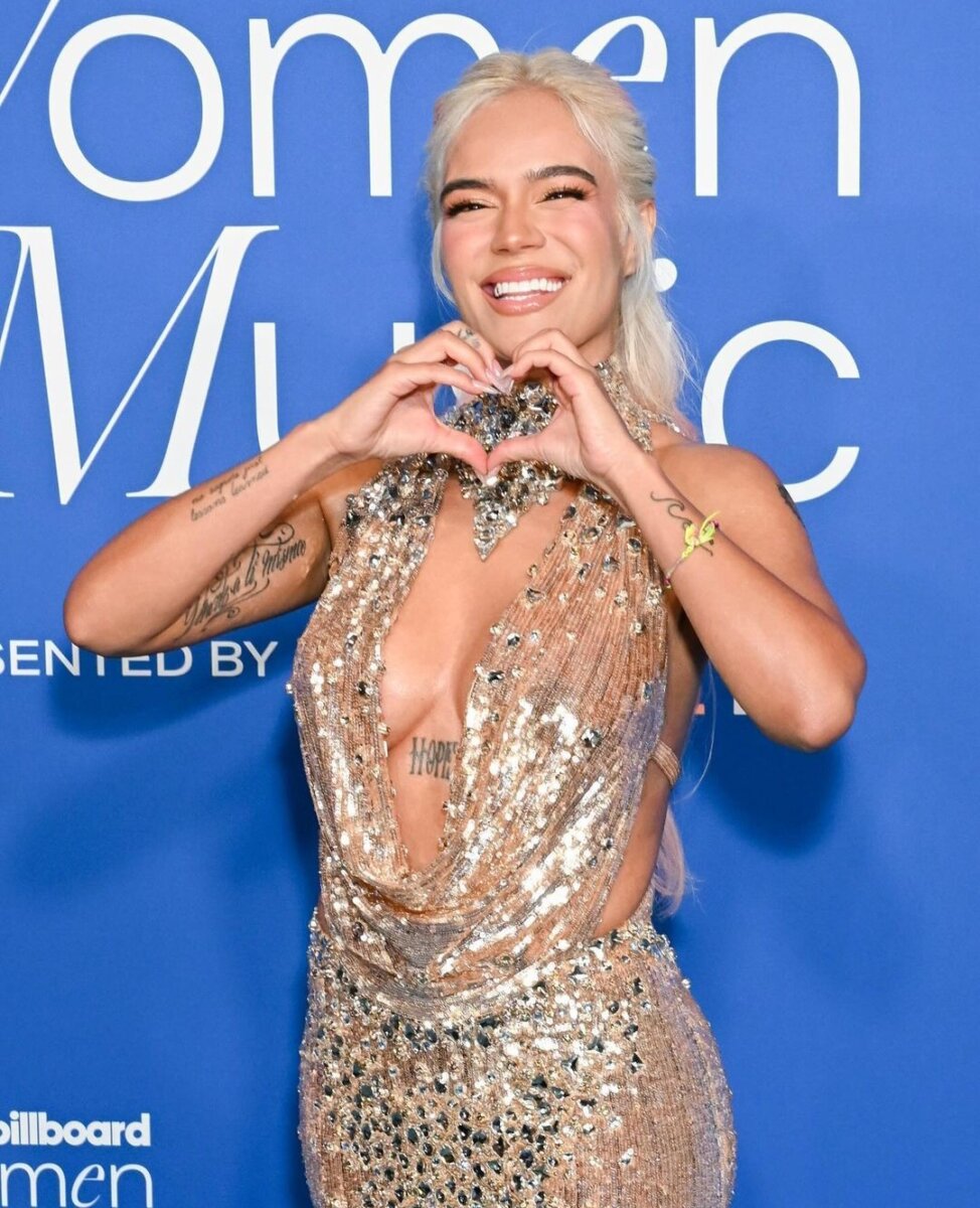 Karol G fue coronada como Mujer del Año por Billboard Karol G hizo historia al convertirse en la primera mujer latina en recibir este galardón, compartiendo ahora esta distinción con artistas de talla mundial como lo son Taylor Swift, Selena Gomez, Billie Eilish, entre otras.