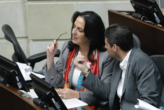 La excusa que dio María Fernanda Cabal por no ir a trabajar al Congreso en Semana Santa 1 La excusa que dio María Fernanda Cabal por no ir a trabajar al Congreso en Semana Santa La senadora del Centro Democrático María Fernanda Cabal aclaró este fin de semana por qué se ausentó en la sesión plenaria que el Congreso convocó, tanto para el Senado como para la Cámara, en fechas de Semana Santa.