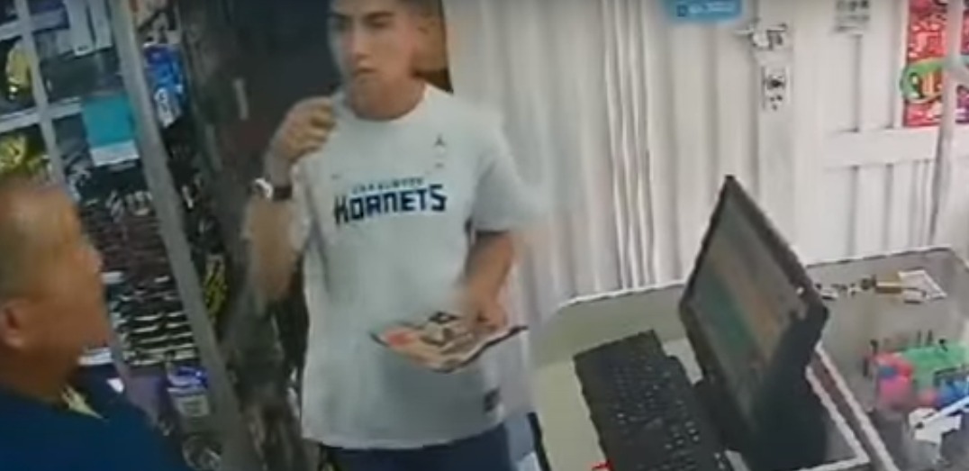 Ladrón fingió ser sordo para robar al dueño de un local 2 Ladrón fingió ser sordo para robar al dueño de un local Un delincuente fingió tener problemas de audición para robarle el celular a un comerciante de Bello, Antioquia.