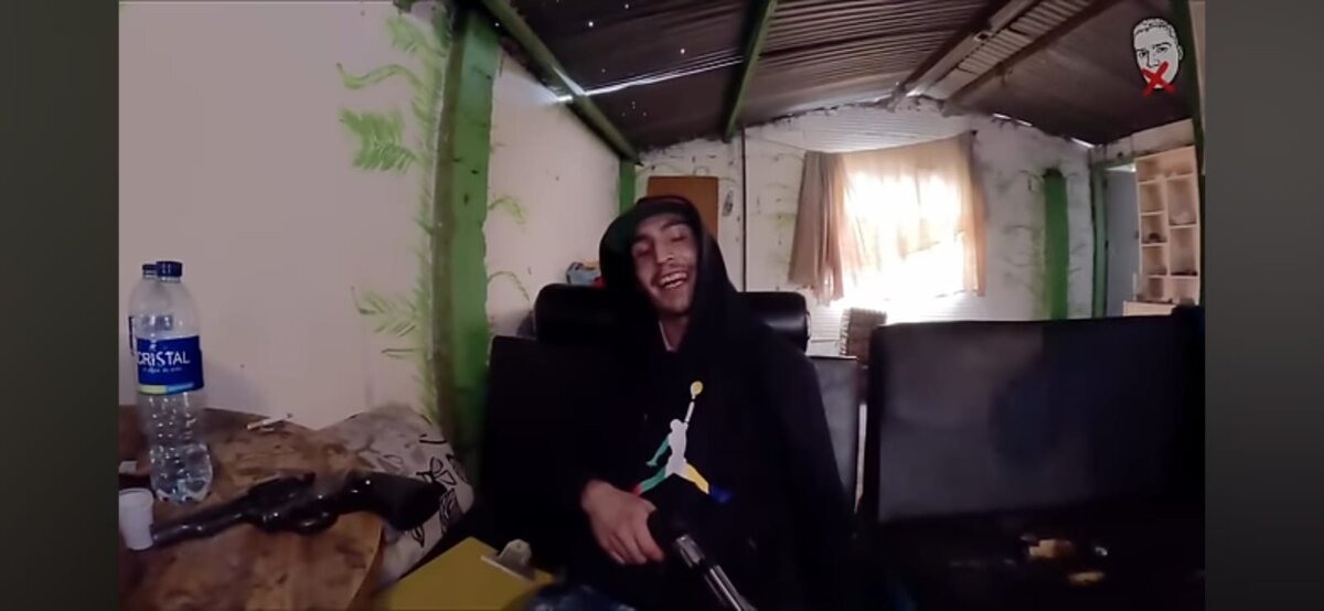 "Llevo 13 años dándole pistola a la gente": detalles de la captura del sicario alias 'Felipe' En las últimas horas fue capturado alias ‘Felipe’, un delincuente que en redes sociales no ha tenido escrúpulos para admitir que una gran parte de su vida se ha dedicado a matar.