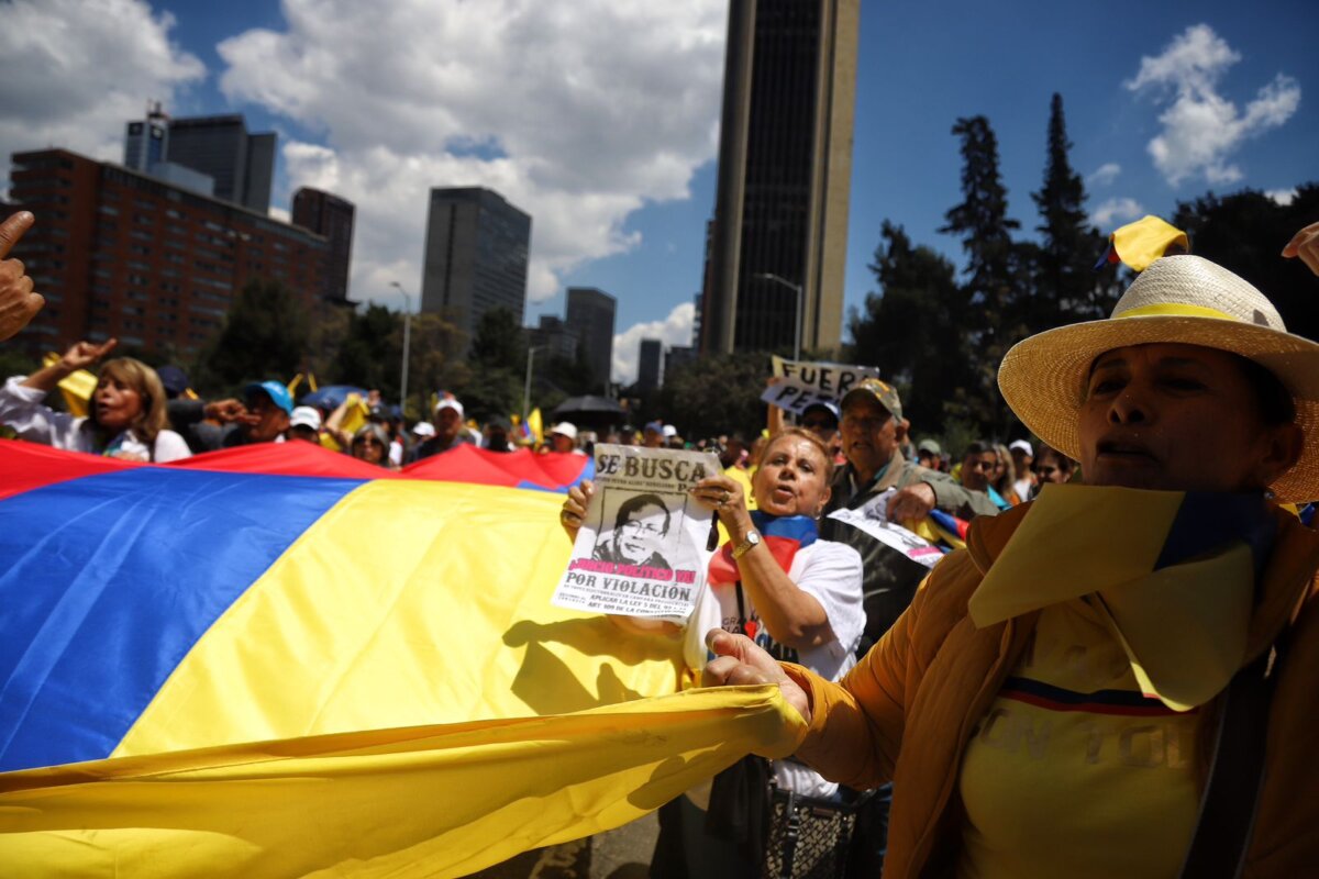 Más de 50 mil personas salieron a marchar contra el gobierno Según el reporte del Puesto de Mando de la Policía, un total de 52 mil manifestantes salieron a las calles este miércoles en las marchas convocadas por la oposición contra el gobierno del presidente Petro.