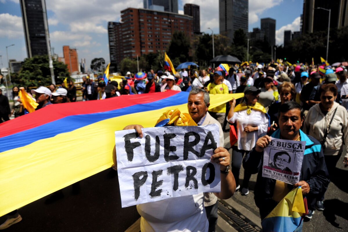 Más de 50 mil personas salieron a marchar contra el gobierno Según el reporte del Puesto de Mando de la Policía, un total de 52 mil manifestantes salieron a las calles este miércoles en las marchas convocadas por la oposición contra el gobierno del presidente Petro.