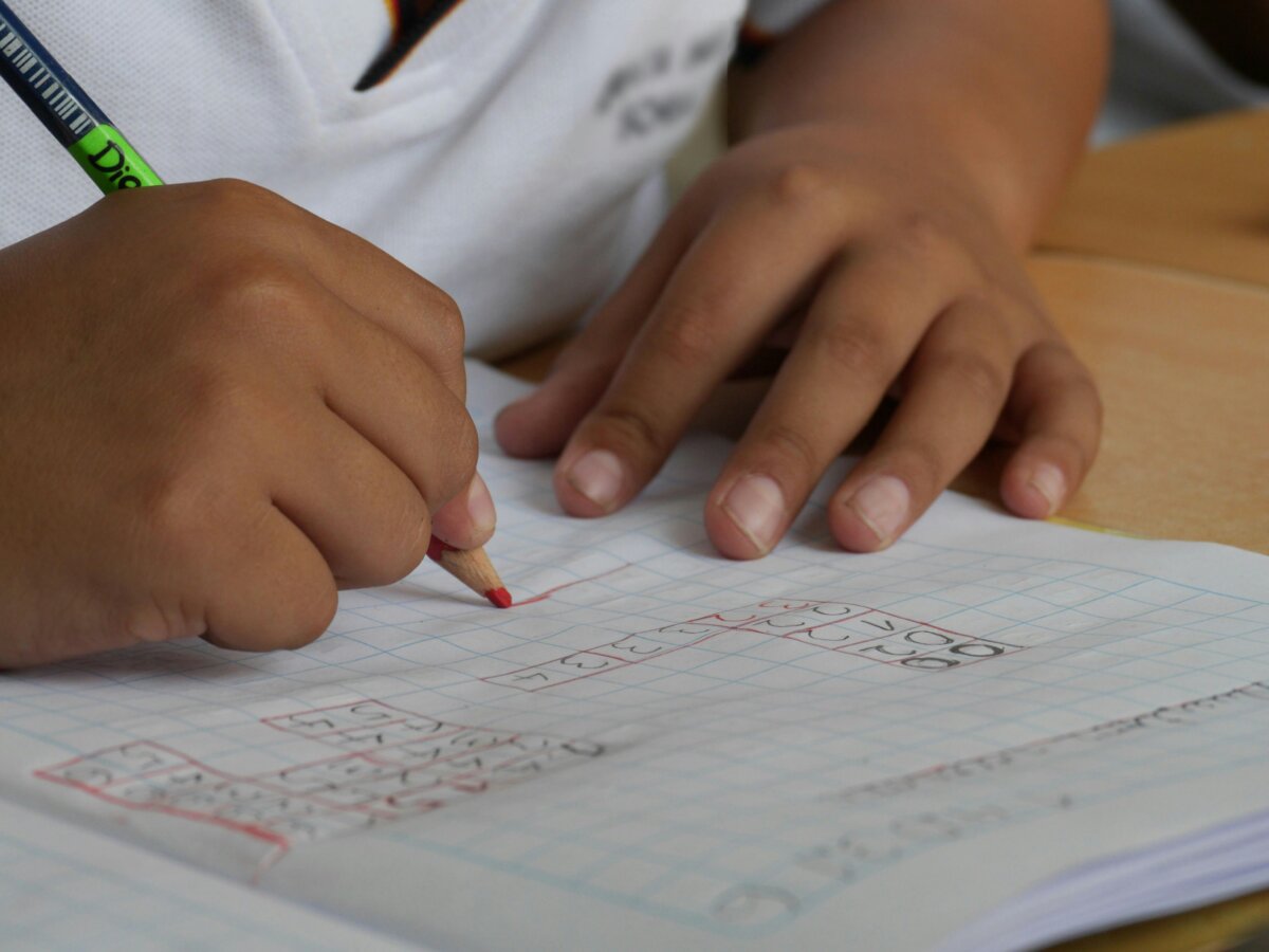 Menor de 5 años habría sido abusado en colegio de Engativá 1 Menor de 5 años habría sido abusado en colegio de Engativá Familiares de un niño de 5 años denuncian que el menor habría sido abusado sexualmente en un colegio de la localidad de Engativá. El presunto agresor sería otro estudiante de la institución.