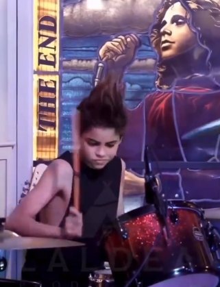 Milan, hijo de Shakira apareció como baterista en una banda de Rock 1 Milan, hijo de Shakira apareció como baterista en una banda de Rock Milan Piqué Mevarak, hijo de la reconocida cantante Shakira debutó como baterista en el Hard Rock Cafe el pasado fin de semana, demostrando su increíble talento en la música.
