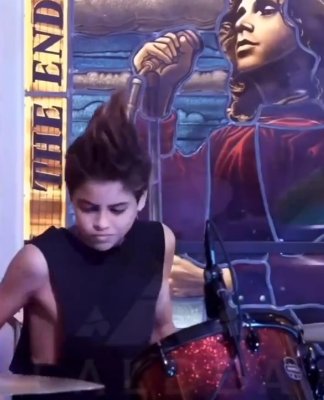 Milan, hijo de Shakira apareció como baterista en una banda de Rock 2 Milan, hijo de Shakira apareció como baterista en una banda de Rock Milan Piqué Mevarak, hijo de la reconocida cantante Shakira debutó como baterista en el Hard Rock Cafe el pasado fin de semana, demostrando su increíble talento en la música.