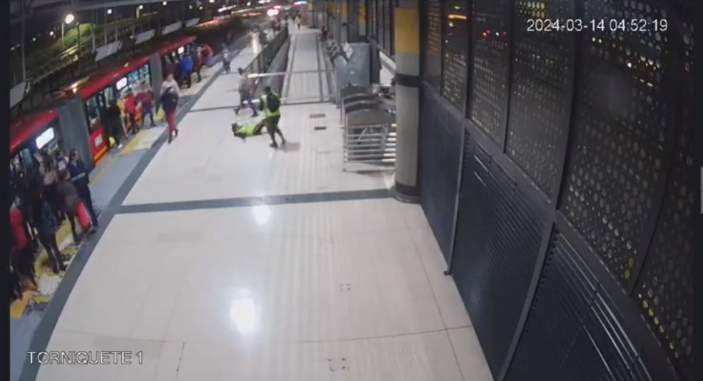 Momento en el que colado golpeó y dejó inconsciente a una funcionaria de TransMilenio 1 Momento en el que colado golpeó y dejó inconsciente a una funcionaria de TransMilenio Este jueves, un hombre que se coló en el Portal Tunal de TransMilenio agredió a una funcionaria que le llamó la atención y la dejó inconsciente.
