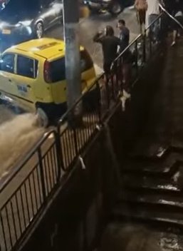 Motociclista casi muere ahogado por fuertes lluvias en Bogotá 1 Motociclista casi muere ahogado por fuertes lluvias en Bogotá El hombre se salvó de milagro de morir ahogado, luego de ser arrastrado por la corriente y resultar debajo de un taxi.