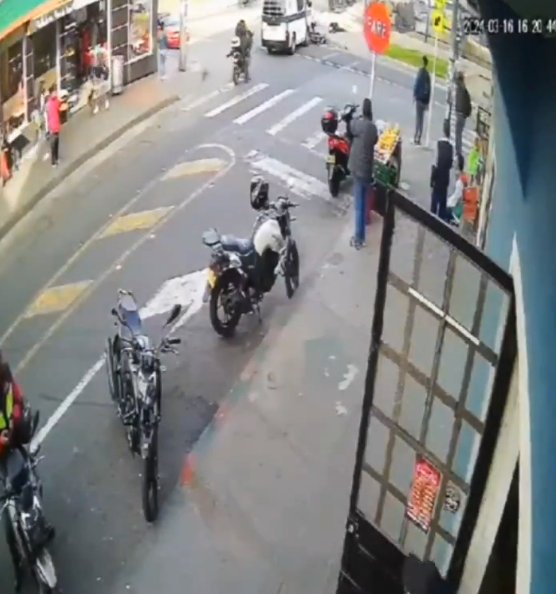 Motociclista murió tras ser arrollado por una patrulla de Policía: familia exige justicia 1 Motociclista murió tras ser arrollado por una patrulla de Policía: familia exige justicia Las cámaras de seguridad de una calle del barrio 20 de Julio registraron el momento en el que una patrulla de Policía atropelló a un motociclista y su acompañante, uno perdió la vida y el otro quedó gravemente herido.