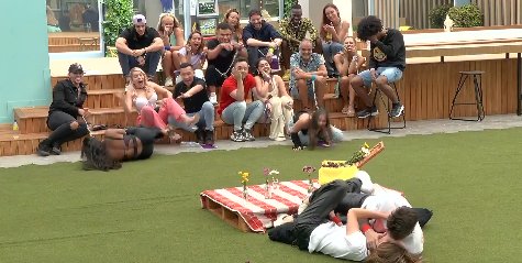 Nataly Umaña y Miguel Melfi se dieron candente beso en medio de un reto Sin pena alguna, Nataly Umaña y Miguel Melfi protagonizaron un candente beso en 'La Casa de los Famosos'.