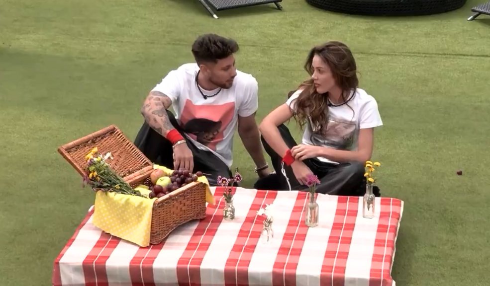 Nataly Umaña y Miguel Melfi se dieron candente beso en medio de un reto 7 Nataly Umaña y Miguel Melfi se dieron candente beso en medio de un reto Sin pena alguna, Nataly Umaña y Miguel Melfi protagonizaron un candente beso en 'La Casa de los Famosos'.