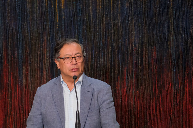 "No se han roto relaciones": canciller de Argentina sobre polémica entre Milei y Petro La tensión entre los presidentes Gustavo Petro y Javier Milei sigue despertando reacciones en medio de lo que muchos consideran podría ser una crisis diplomática luego de que el gobierno colombiano ordenara la salida de los diplomáticos argentinos tras las manifestaciones en las que Milei calificó a Petro de “terrorista” y “asesino”.