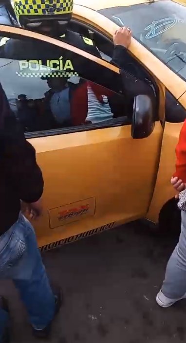 Nuevo sicariato en Bogotá: taxista fue asesinado en Usme 1 Nuevo sicariato en Bogotá: taxista fue asesinado en Usme Hace pocos minutos se presentó un nuevo ataque sicarial que dejó a un taxista muerto en el barrio Monteblanco de la localidad de Usme.