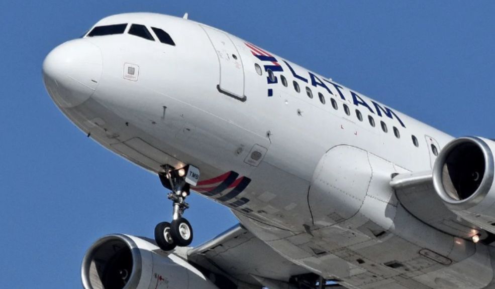 "Parecía el exorcista": así fue el angustioso momento que vivieron pasajeros en un vuelo de Latam Los pasajeros explicaron que el aparato, un Boeing 787-9 Dreamliner, sobrevolaba el mar de Tasmania cuando se detuvo y cayó de picada.