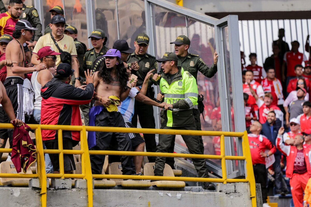 Partido Santa Fe Vs. Deportes Tolima se vio manchado por disputa de hinchas En medio del partido que se desarrolló en la tarde de este sábado entre Santa Fe y Deportes Tolima, hinchas de ambos equipos iniciaron un enfrentamiento que obligó al árbitro a detener el partido. Así transcurrió el encuentro.