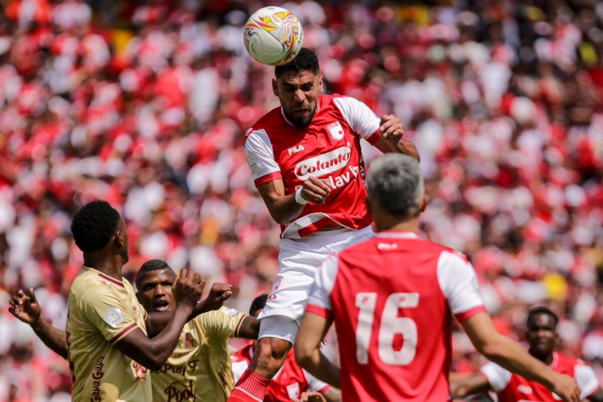 Partido Santa Fe Vs. Deportes Tolima se vio manchado por disputa de hinchas 1 Partido Santa Fe Vs. Deportes Tolima se vio manchado por disputa de hinchas En medio del partido que se desarrolló en la tarde de este sábado entre Santa Fe y Deportes Tolima, hinchas de ambos equipos iniciaron un enfrentamiento que obligó al árbitro a detener el partido. Así transcurrió el encuentro.