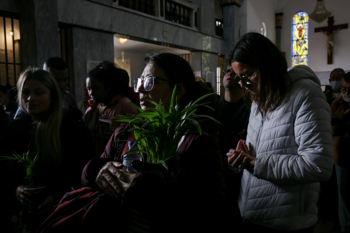 ¿Por qué la fecha de la Semana Santa Cambia cada año? 1 ¿Por qué la fecha de la Semana Santa Cambia cada año? La Semana Santa está determinada por el calendario lunar en lugar del calendario solar que utilizamos habitualmente. Les contamos.