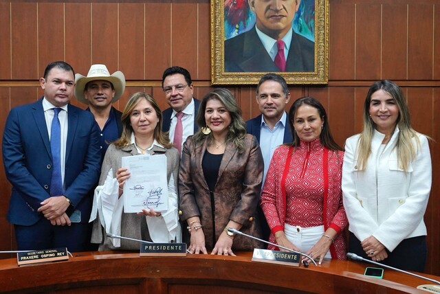 Presidente Petro dice que no retirará reforma a la salud 1 Presidente Petro dice que no retirará reforma a la salud Aunque la reforma a la salud, una de las propuestas claves del gobierno en el Congreso de la República, está prácticamente hundida, el presidente Gustavo Petro aseguró que se seguirá adelante con el tercer debate de la reforma que está en la Comisión VII y que no se retirará.