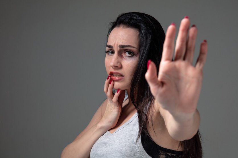Aprenda a reconocer a un potencial feminicida 2 Aprenda a reconocer a un potencial feminicida En el marco de la conmemoración del Día de la Mujer y teniendo en cuenta los constantes casos de feminicidios y violencias basadas en género que se han presentado en Colombia, en Q'HUBO hablamos con dos expertas para entender el comportamiento de los potenciales agresores y cómo las mujeres víctimas pueden reconocerlos y salvar su vida.